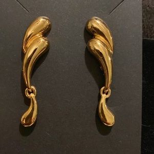 Avon vintage Gold tone brush stroke earrings.